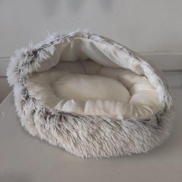 NWoT Unbranded Cat Bed Domed Faux Fur Plush Small Cat or Dog Bed Gray $50 C900 - Picture 1 of 3